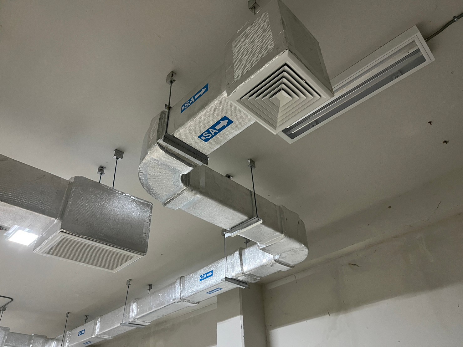 public/img/reference/HVAC System/LINE_ALBUM_อาคาร41_๒๓๐๙๒๐_5.jpg